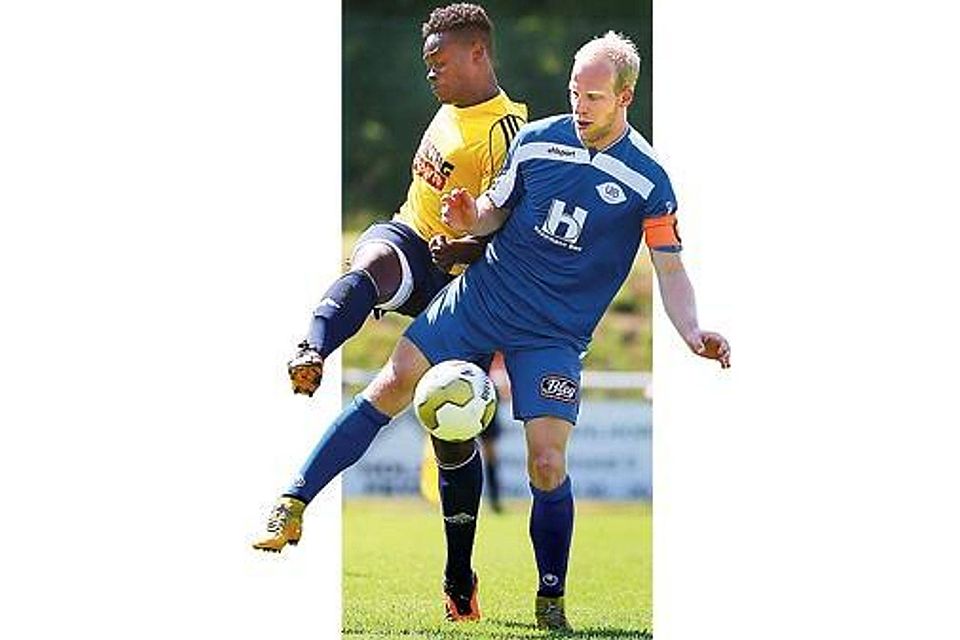 Gestoppt: VfB-Kapitän Thorsten Tönnies (rechts)  gegen einen Ahlhorner Patten