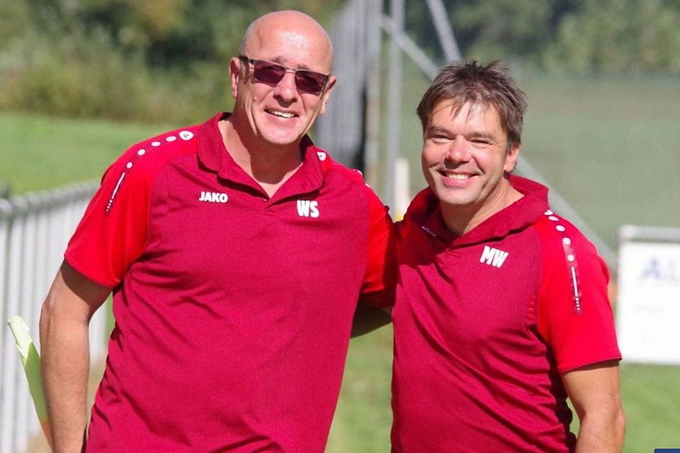 Im Sommer trennen sich die Wege von Mike Wysotzki (r.) und dem FC Rosenhof-Wolfskofen, links der sportliche Leiter Werner Sowada.