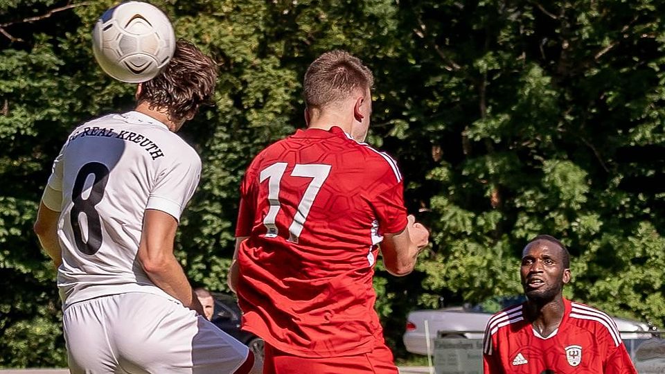 Knapp unterlegen: Zuletzt verlor die SG Hausham um Philip Hamm (m.) und Malamine Diane (r.) 0:1 in Kreuth.