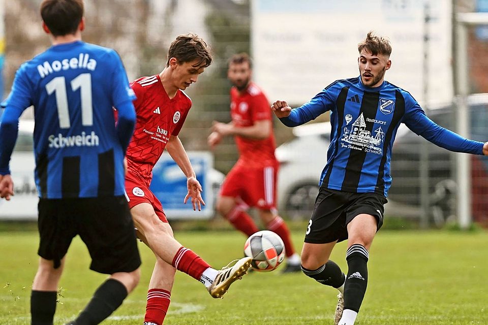 Hier im Duell mit Ruwertals Fynn Martin, am Ende Schütze des hochverdienten Schweicher Ausgleichstreffers: Julius Kalweit (rec hts).