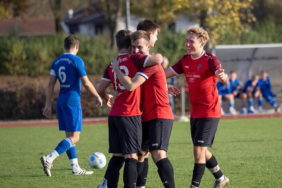 Große Freude über den frühen Führungstreffer bei Zornedings (rot, von links) Maximilian Hotz, Torschütze Florian Kopp, (hinten) Paul Freihaut und Daniel Winzer.