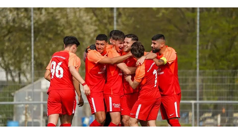 Freuen sich über einen wichtigen Sieg in der Fußball-Gruppenliga: die Spieler von Türk Ata.  © Isabel Althof