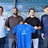 Auf gute Zusammenarbeit: Neu-Trainer Sascha Bernhardt, die Neuzugänge Sepher Nikroo, Haci Gündogan und Liga-Manager Michel Massing (von links).