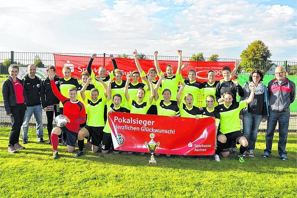 So sehen Siegerinnen aus: Der Kohlscheider BC gewinnt wie im Vorjahr den Kreispokal der Fußballfrauen. Foto: Heiner Schepp