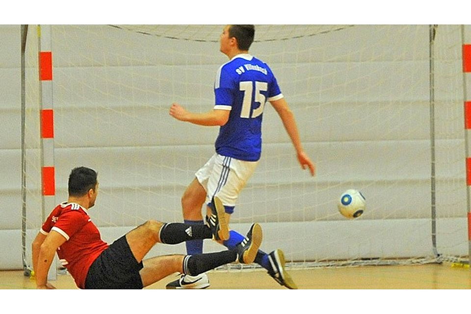 Überraschung in Buttenwiesen: Peter Linder (links) macht hier gegen Villenbach (rechts Tobias Lehnert) das 2:0 – Unterglauheim siegt 2:1.  Foto: Karl Aumiller