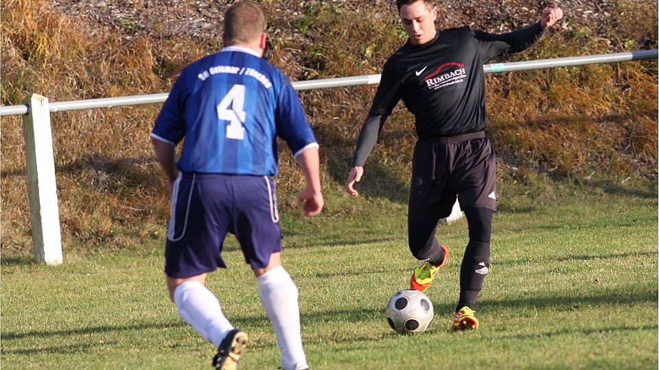 F: Markus Knauer Der TSV Schwarzenberg (schwarzes Trikot) verlor gestern gegen die SG Geismar/Züschen (blaues Trikot) mit 2:4.