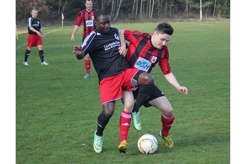 Zweikampf zwischen Pierre Rodrigue Mouen Ebongue (VfB II) und Sascha Zickert (r.). F: Wiedemann