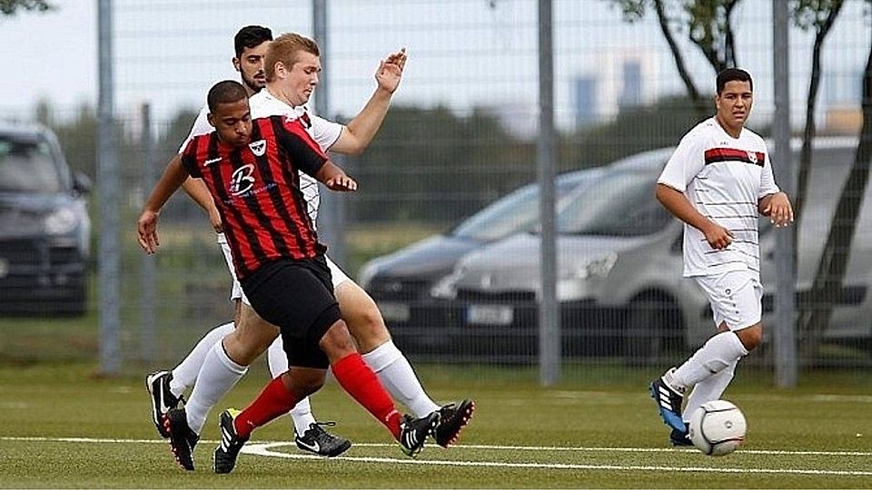 Nach Hattersheim, Weilbach und Flörsheim musste sich mit dem FSC Eschborn das nächste Spitzenteam der DJK Zeilsheim (weiß) geschlagen geben. F: Lorenz