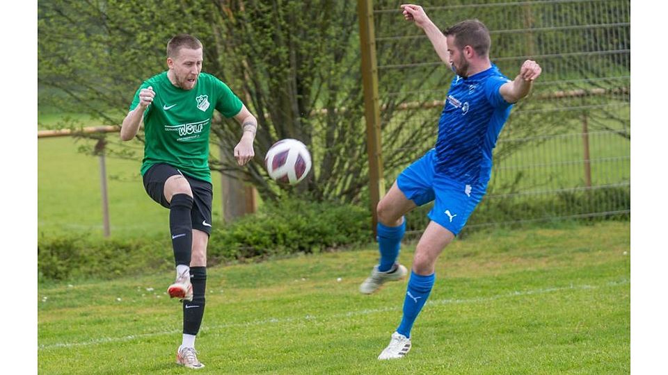 Hochfliegend sind die Pläne der SG Hüttenfeld (links Kevin Rathgeber) und des SV Kirschhausen (Christopher Meffert) nicht – im Gegenteil: Beide haben das Minimalziel B-Liga-Klassenerhalt auf der Agenda.	Foto: Thorsten Gutschalk