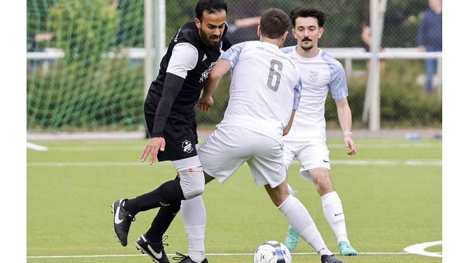 Nabeel Mushtag vom SV Bretzenheim 12 (links) bleibt an TSG-Spieler Christopher Meyer hängen.	Foto: Stefan Sämmer/hbz
