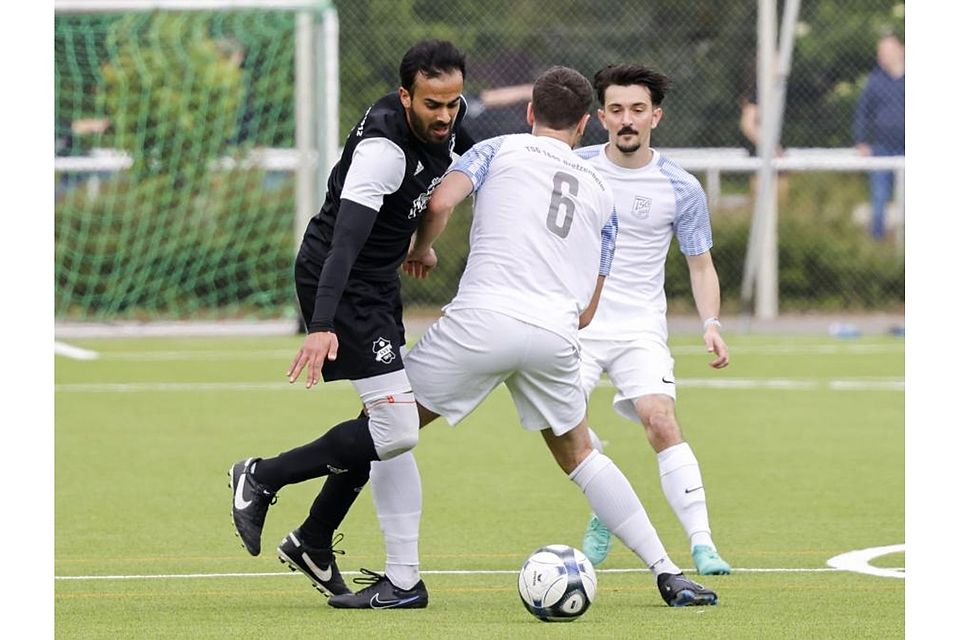Nabeel Mushtag vom SV Bretzenheim 12 (links) bleibt an TSG-Spieler Christopher Meyer hängen.	Foto: Stefan Sämmer/hbz