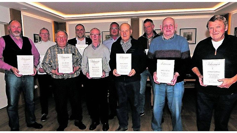 50 Jahre und mehr: Auch diese Jubilare erhielten auf der Jahreshauptver- sammlung des FC Rapo kräftigen Applaus. Foto: Heinz Eschweiler