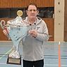 Reinhold Ackermann präsentiert den Siegerpokal der Hallenkreismeisterschaft. 