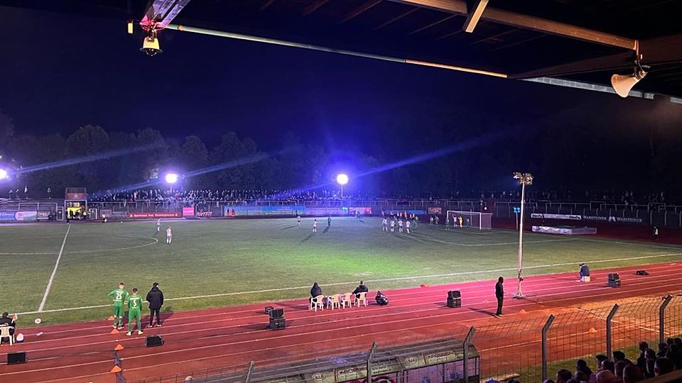Die mobilen Flutlichtmasten leuchteten das Erkenschwicker Stimberg-Stadion eher nur mäßig aus.