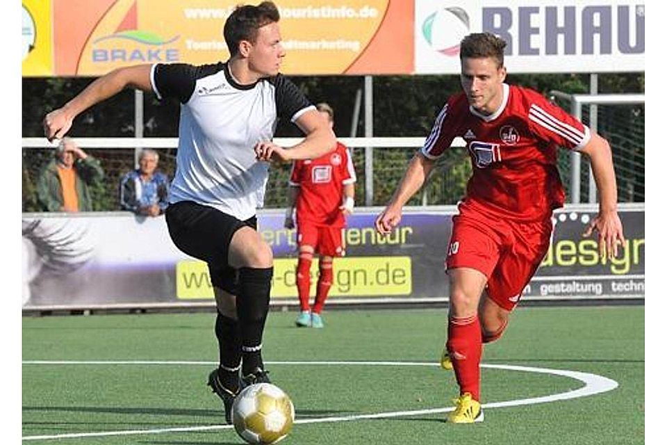 Mussten gegen Lingen auch mal hinterherlaufen: die Braker Fußballer um Daniel Hämsen (rechts) Felix Grossmann
