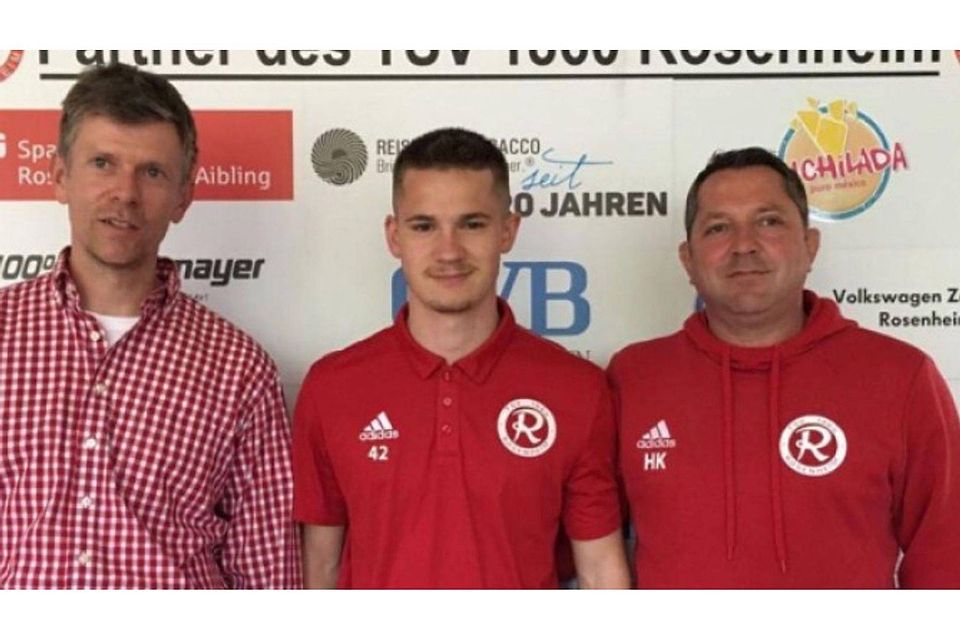 Ludwig Räuber (mi.) freut sich mit Manager Hansjörg Kroneck (re.) und Abteilungsleiter Franz Höhensteiger über die Vertragsverlängerung. F.:TSV 1860 Rosenheim