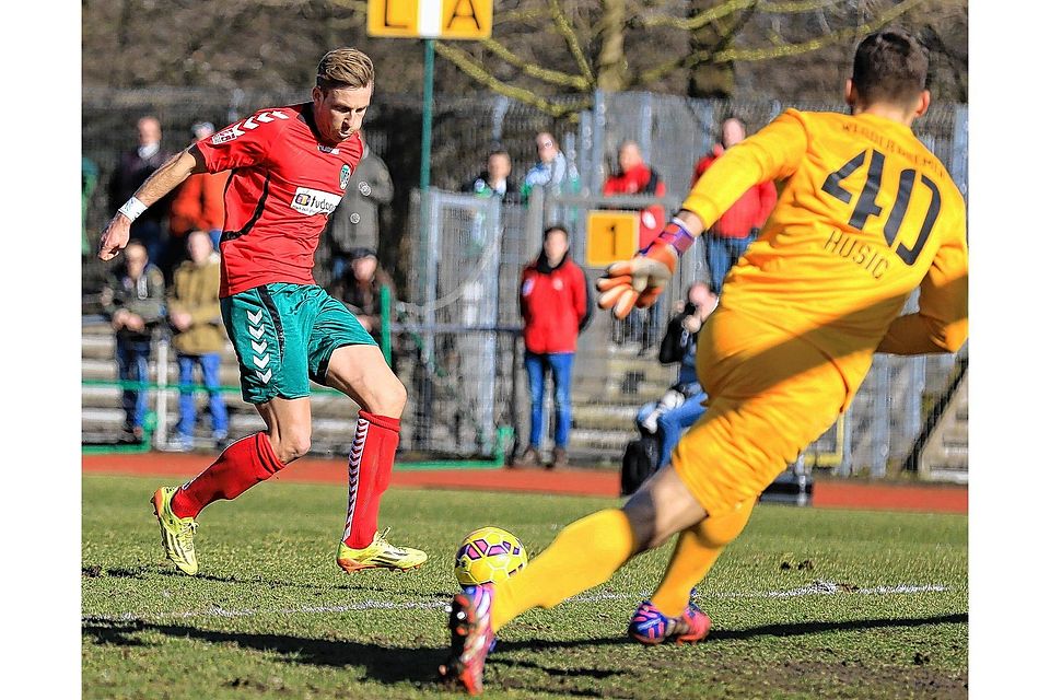 Tor für den VfB: Finn Thomas (links) drückt den Ball zum 0:1 über die Linie. Keeper Raif Husic kommt zu spät. Foto: objectivo/Kugel