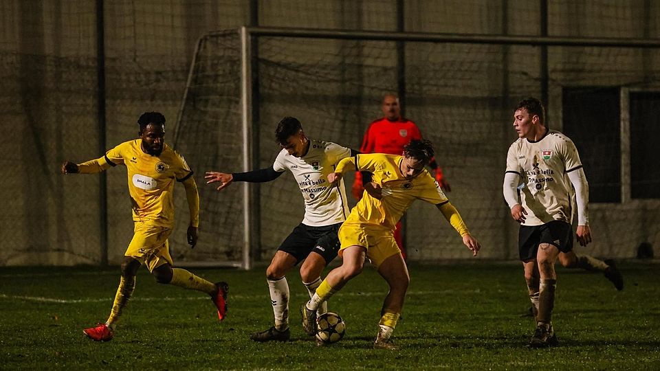 Wieder kein Erfolgserlebnis: Das letzte Aufgebot der Freisinger um Osaro Aiteniora (l.) und Bastian Lomp (2. v. r.) verabschiedete sich am Mittwochabend aus dem Kreispokal.