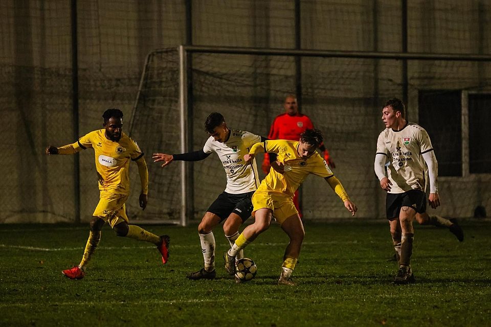 Wieder kein Erfolgserlebnis: Das letzte Aufgebot der Freisinger um Osaro Aiteniora (l.) und Bastian Lomp (2. v. r.) verabschiedete sich am Mittwochabend aus dem Kreispokal. Wieder kein Erfolgserlebnis: Das letzte Aufgebot der Freisinger um Osaro Aiteniora (l.) und Bastian Lomp (2. v. r.) verabschiedete sich am Mittwochabend aus dem Kreispokal.