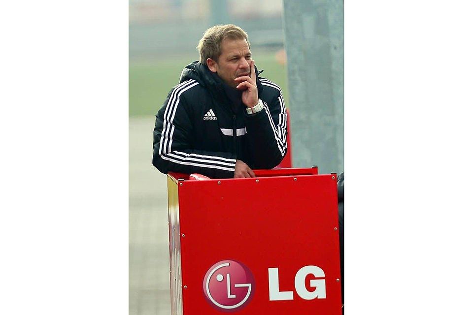 Der Leverkusener Trainer Markus Anfang blickt zufrieden auf die gerade abgelaufene Spielzeit in der B-Junioren-Bundesliga zurück., Foto: Uli Herhaus