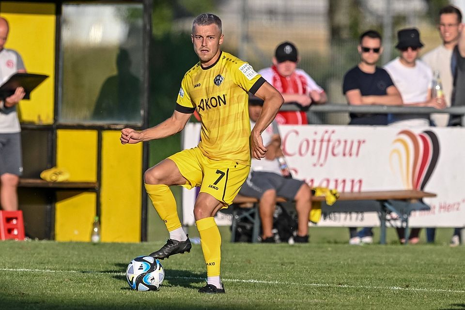 In der abgelaufenen Saison war der Bayerwäldler Thomas Haas noch für die Würzburger Kickers am Ball. Nun sind unverhofft andere Türen für den 26-Jährigen aufgegangen.
