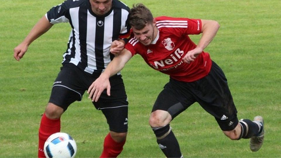 Die SpVgg Neustadt am Kulm (schwarz-weiß-gestreiftes Jersey) wil ihre Erfolgsserie weiter ausbauen und peilt einen Sieg beimTSV Erbendorf II an.