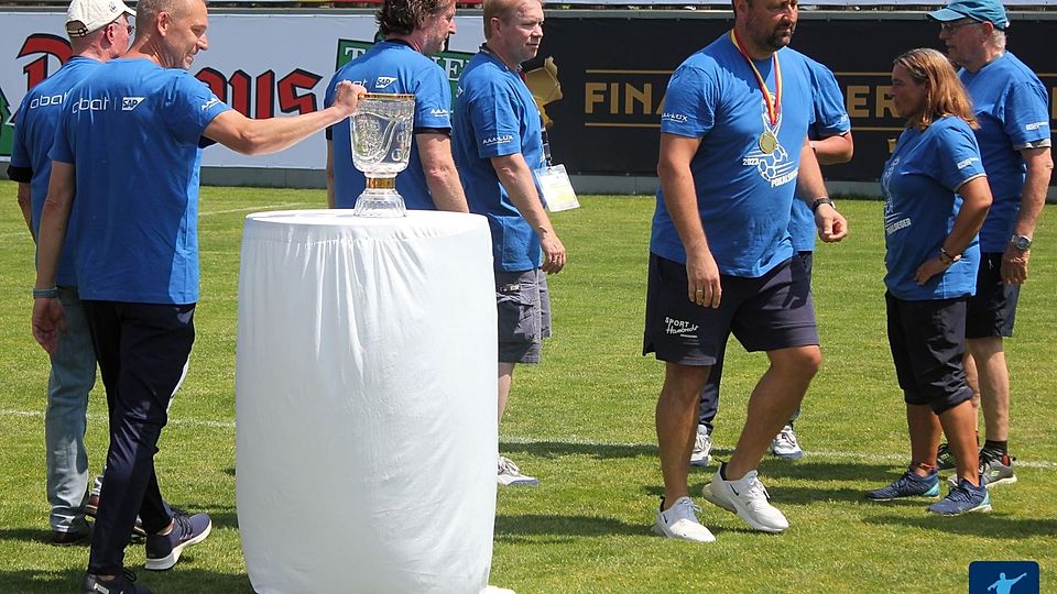 Wer darf kommendes Jahr Hand an den Pokal anlegen?