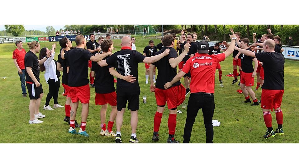 Und jetzt Party: Raistings Spieler feiern die Rückkehr in die Kreisklasse.