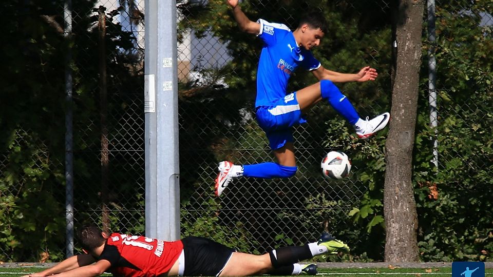 Beeindruckendes Spekatakel: Fortuna Mombach (hier in blau) gewinnt weiter in der Bezirksliga.