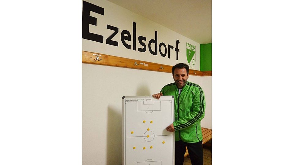 Ist das die Meistertaktik? Ach was, sagt Ezelsdorfs Erfolgstrainer Markus Lewey, seine Mannschaft müsse eh mehrere Systeme beherrschen. Foto: kk