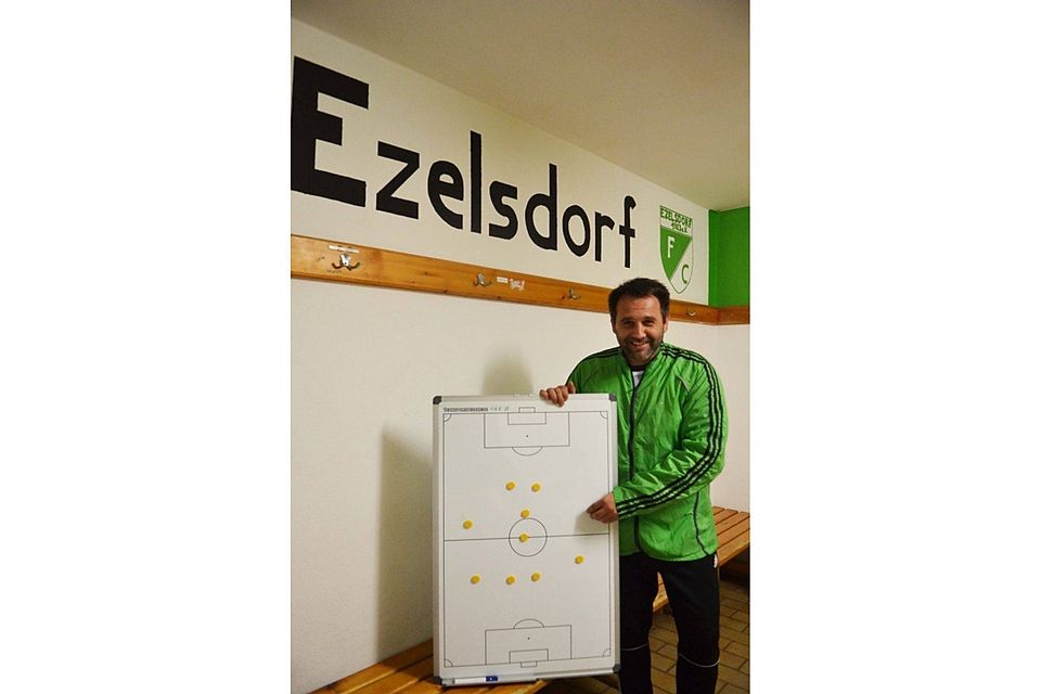Ist das die Meistertaktik? Ach was, sagt Ezelsdorfs Erfolgstrainer Markus Lewey, seine Mannschaft müsse eh mehrere Systeme beherrschen. Foto: kk