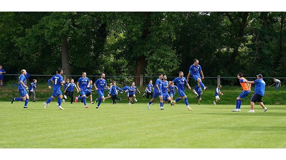 So jubeln Aufsteiger: Marlon Maurer von der SV Erzhausen feiert seinen Treffer zum 3:1 bei Croatia Griesheim.	Foto: Thomas Zöller