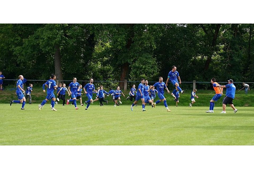 So jubeln Aufsteiger: Marlon Maurer von der SV Erzhausen feiert seinen Treffer zum 3:1 bei Croatia Griesheim.	Foto: Thomas Zöller
