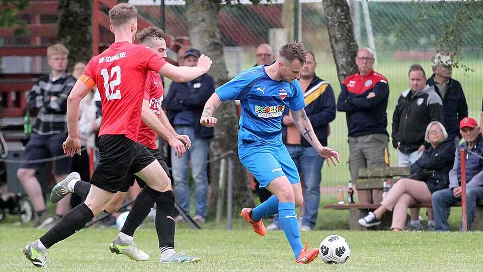 Eine Chance durch Andre Volkers (re., Inter Türkspor Kiel) in Hälfte eins war viel zu wenig, um aus Oldenburg was mitzunehmen (Archivfoto).
