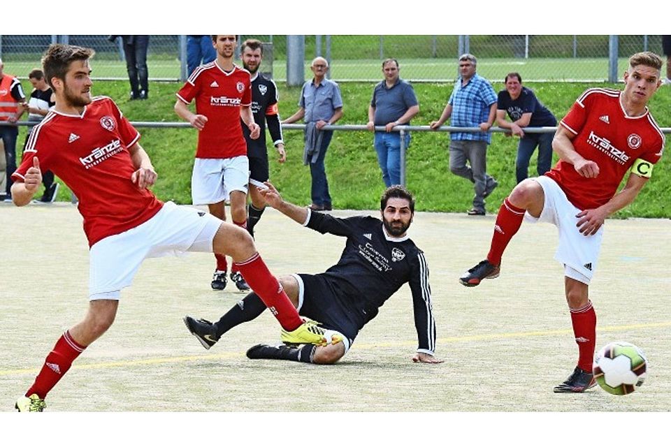 Erdal Koyuncu (Mitte) schraubte sein Trefferkonto in dem Spiel gegen den TSV Buch auf sechs Tore hoch.  Foto: Günter Bergmann