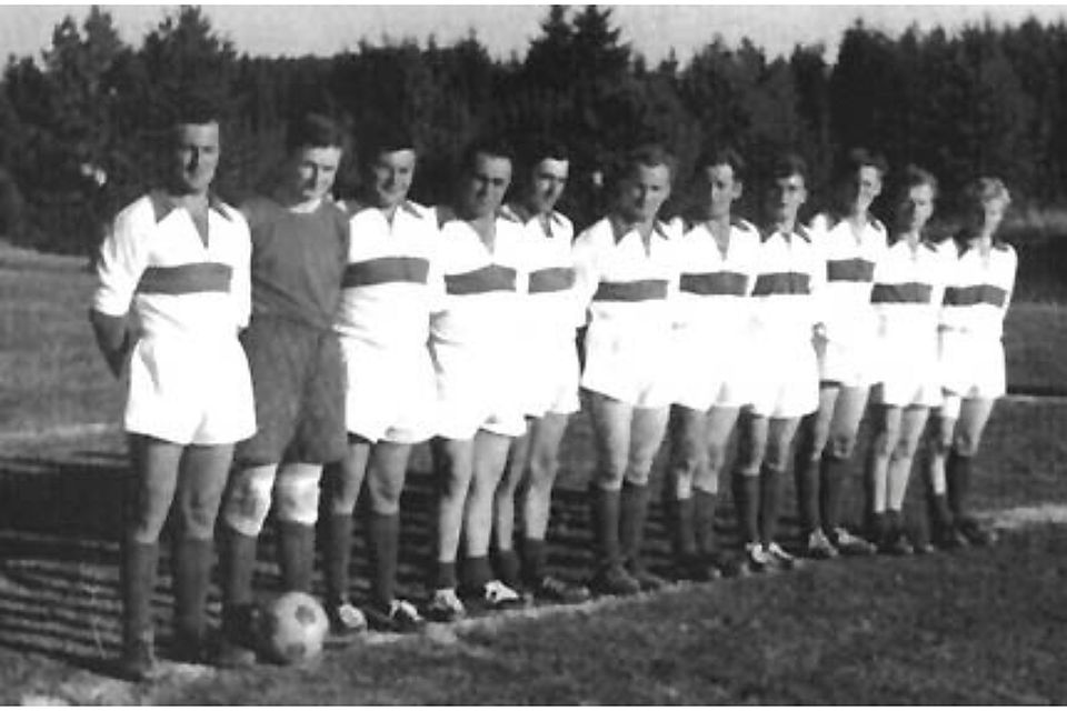 Die erste Elf des FC Vorderfreundorf (v.l.).: J. Bauer, H.Schrank, W. Ilg, H. Raab, M. Wilhelm, F. Schnelzer, P. Wimmer, W. Baron, F. Hoffmann, A. Schnelzer und J. Schnelzer.