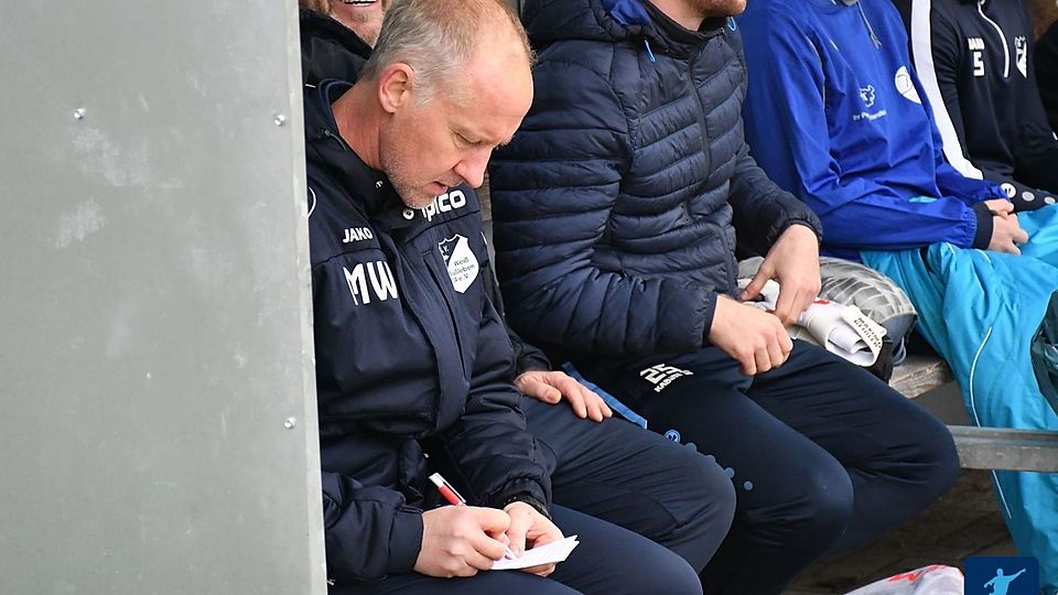 Ob Büßlebens Trainer Mario Wisocki hier bereits seine Wunschmusik für die Meisterfeier oder doch taktische Anweisungen notiert, bleibt sein Gehimnis. 