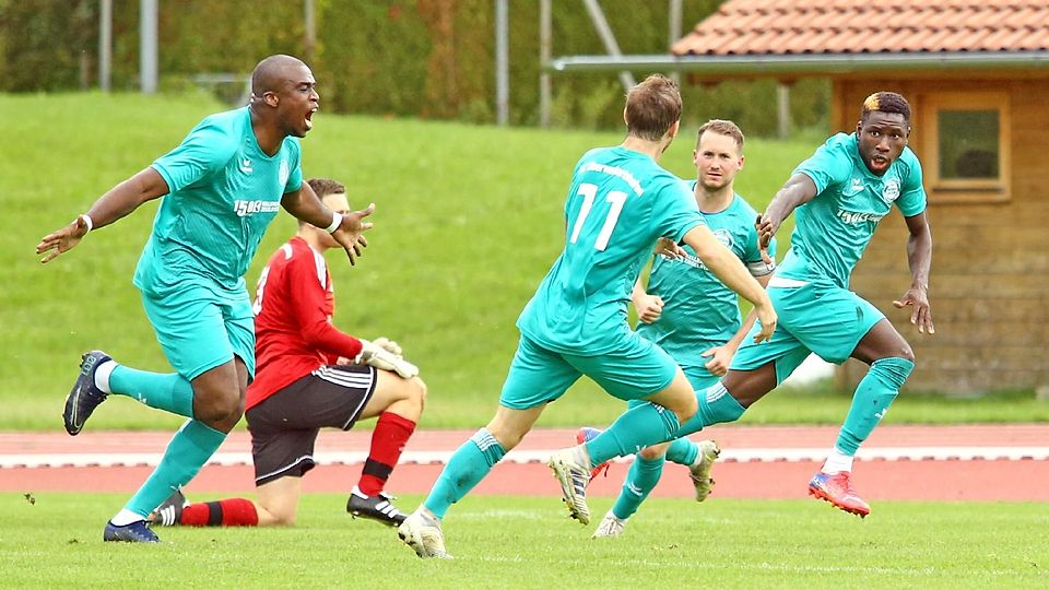 Die Spieler des  SC Oberweikertshofen (grüne Trikots) jubeln über ein Tor gegen den BFC Wolfratshausen.