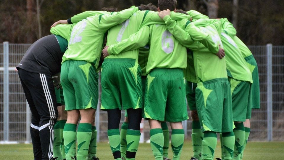 Schwören sich auf den Abstiegskampf ein - Die Spieler der Spvgg. Dietersheim Archivfoto: Hielscher