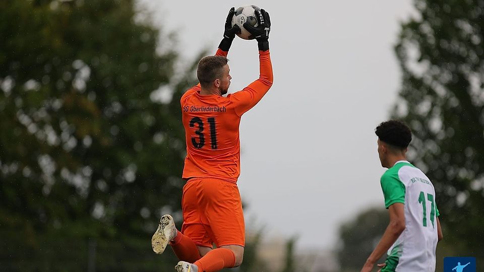 Erst festgehalten, dann per Abschlag das Tor vorbereitet: Moritz Bremer (links) hatte mit zwei tollen Aktionen einen großen Anteil an Oberliederbachs Heimsieg gegen den BSC Kelsterbach.  