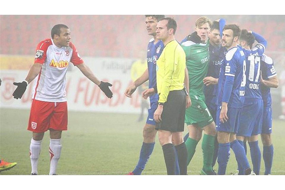 Am Ende kommt im Spiel gegen Erfurt der Nebel – und ein ratloser Jann George (links). Foto: Nickl