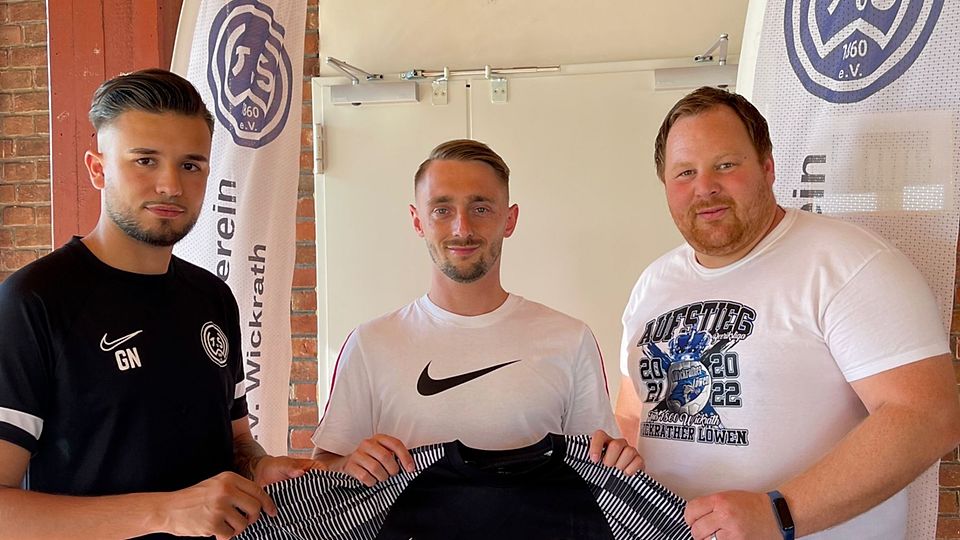 Thomas Tümmers (Mitte) hat die Entscheidung für den TuS Wickrath getroffen, was Co-Trainer Gianluca Nura (links) und Chefcoach Dirk Horn (rechts) freut.