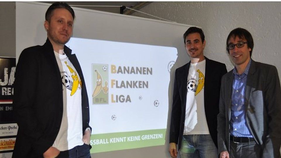 Das neueste Projekt von Ben Rückerl (links) und Stefan Plötz ist die Bananenflankenliga, die auch der SSV Jahn (rechts Geschäftsführer Johannes Baumeister) als Kooperationspartner stark unterstützt.  Foto: Wotruba