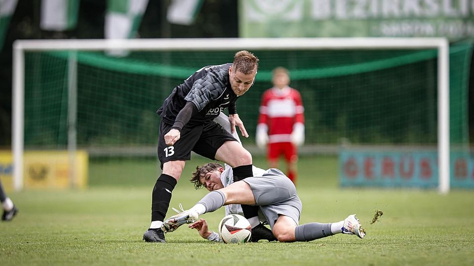 Vergeblicher Kampf: Hier verliert Jannis Braun (u.) das Duell gegen Aubings Daniel Koch.