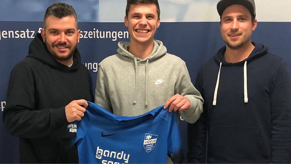 Benedikt Oschwald (Bildmitte) spielt künftig wieder für seinen Heimatverein. | Foto: Verein