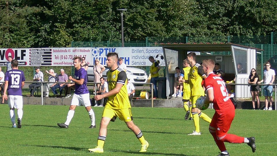 Yannick Bach (Mitte) trifft mit dem SV Reiskirchen auf seinen Heimatverein SV Altstadt 