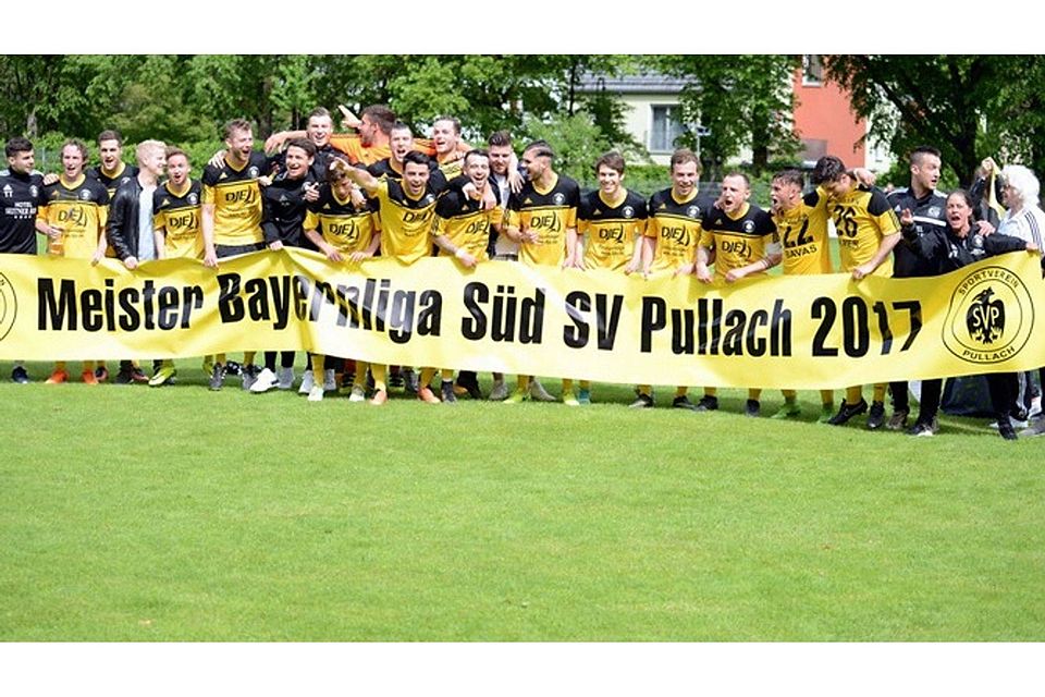 Die Meistermannschaft des SV Pullach feiert den Titelgewinn. F.:Meier