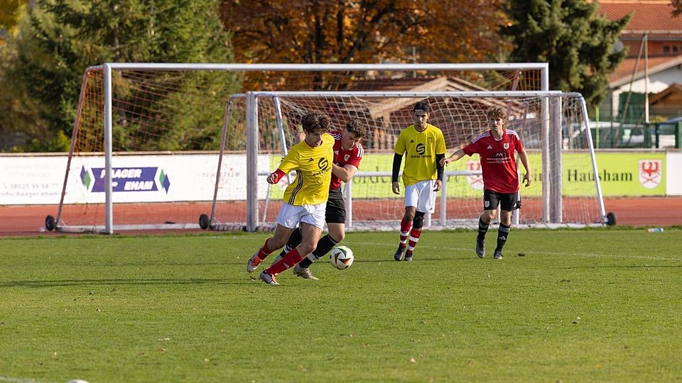 Fußball Kreisklasse 4 SpieleFoto: SG Hausham - DJK Darching, Foto: Hanna Braun, am Ball: Hausham 16 Johannes Köstler, Darching 18 Markus Leitner