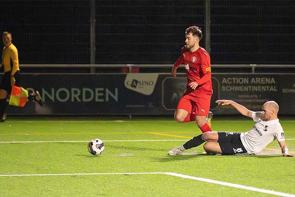 Die Szene zum 2-0 per Elfmeter - Steffen Neelsen (Heider SV) im Tackling gegen Luca Senger (Kilia Kiel).