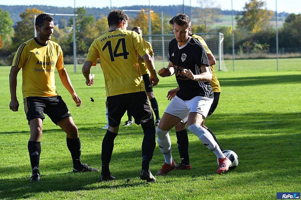 Sowohl der TSV Erbendorf (links Spielertrainer Muhammet Dal), als auch der SC Kirchenthumbach konnten sich nach eher bescheidenem Saisonstart in die vordere Tabellenregion vorarbeiten und machen sich noch berechtigte Hoffnungen auf Platz 2.